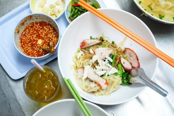 Mì vằn thắn: Có lẽ người Việt khá quen thuộc với món này ở khu quận 5 hay quận 11 nhưng các bạn nên nhớ rằng ở mỗi khu người Hoa tại mỗi đất nước khác nhau đều có hương vị đặc trưng riêng. Tương tự như miến xào tôm cua, các bạn nên tìm đến Chinatown để thưởng thức món này,ngoài ra các bạn có thể tìm thấy món này trong các FoodCourt tại Bangkok nhưng chắc chắn sẽ không ngon như ở khu Chinatown. Mì vằn thắn: Có lẽ người Việt khá quen thuộc với món này ở khu quận 5 hay quận 11 nhưng các bạn nên nhớ rằng ở mỗi khu người Hoa tại mỗi đất nước khác nhau đều có hương vị đặc trưng riêng. Tương tự như miến xào tôm cua, các bạn nên tìm đến Chinatown để thưởng thức món này,ngoài ra các bạn có thể tìm thấy món này trong các FoodCourt tại Bangkok nhưng chắc chắn sẽ không ngon như ở khu Chinatown.
