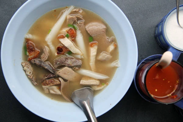 Guayjab nam sai: Hủ tiếu Hồ của người Thái, dọc xuyên suốt khu người hoa tại Bangkok các bạn sẽ dễ dàng tìm thấy món ăn này được bán rải rác dọc trục đường Yaowarat nhưng các bạn hãy tìm hàng nào đông nhất để thưởng thức nhé, vì người Thái họ sẽ sẵn sang xếp hàng hàng giờ đồng hồ cho những quán ăn họ cho rằng là ngon nhất. Guayjab nam sai: Hủ tiếu Hồ của người Thái, dọc xuyên suốt khu người hoa tại Bangkok các bạn sẽ dễ dàng tìm thấy món ăn này được bán rải rác dọc trục đường Yaowarat nhưng các bạn hãy tìm hàng nào đông nhất để thưởng thức nhé, vì người Thái họ sẽ sẵn sang xếp hàng hàng giờ đồng hồ cho những quán ăn họ cho rằng là ngon nhất.