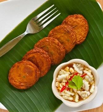 Chả cá chiên Thái Lan : Khá giống với món chả cá chiên Việt Nam nhưng chả cá của người Thái còn có thêm lá chanh và ăn kèm đậu đũa sống và nước sốt đặc trưng. Bạn có thể tìm kiếm món này ở bất cứ gánh hàng rong này tại Bangkok. Chả cá chiên Thái Lan : Khá giống với món chả cá chiên Việt Nam nhưng chả cá của người Thái còn có thêm lá chanh và ăn kèm đậu đũa sống và nước sốt đặc trưng. Bạn có thể tìm kiếm món này ở bất cứ gánh hàng rong này tại Bangkok.