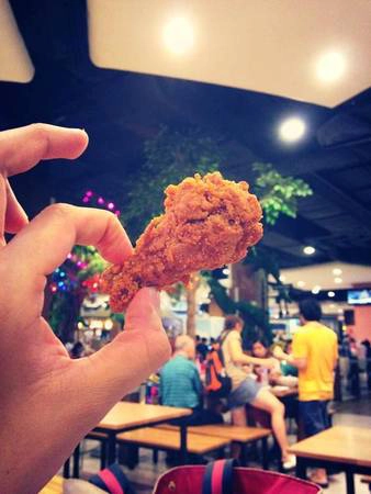 Cánh gà chiên KFC: Đã từng có nhiều người bảo mình điên khi qua Thái lại ăn KFC. Nhưng thật ra ở mỗi thị trường thì KFC lại có một món ăn đặc trưng riêng và đây chính là món gà chiên đặc trưng của KFC Thái Lan .Hãy đến KFC gần nhất và order ngay 1 phần cánh gà “WINGZ ZABB” ,bạn sẽ phải bất ngờ vì mùi vì đậm đà chua cay của món này đấy. Cánh gà chiên KFC: Đã từng có nhiều người bảo mình điên khi qua Thái lại ăn KFC. Nhưng thật ra ở mỗi thị trường thì KFC lại có một món ăn đặc trưng riêng và đây chính là món gà chiên đặc trưng của KFC Thái Lan .Hãy đến KFC gần nhất và order ngay 1 phần cánh gà “WINGZ ZABB” ,bạn sẽ phải bất ngờ vì mùi vì đậm đà chua cay của món này đấy.