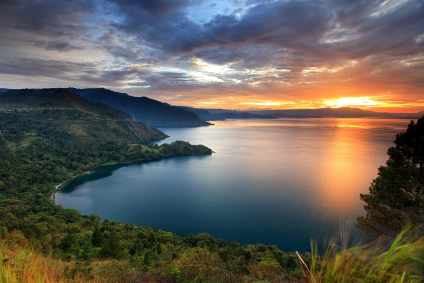 Hồ Toba, Bắc Sumatra: Với diện tích hơn 1145 km2, mặt nước khổng lồ của Toba giống như một vùng biển nhỏ. Đây là hồ nước lớn nhất ở Đông Nam Á, đồng thời là một trong những hồ sâu nhất thế giới với độ sâu 450 m. Ở giữa hồ Toba là hòn đảo Samosir có kích cỡ tương đương Singapore, được biết đến với những ngôi làng truyền thống và các bãi biển hấp dẫn. Ảnh: Laketoba. Hồ Toba, Bắc Sumatra: Với diện tích hơn 1145 km2, mặt nước khổng lồ của Toba giống như một vùng biển nhỏ. Đây là hồ nước lớn nhất ở Đông Nam Á, đồng thời là một trong những hồ sâu nhất thế giới với độ sâu 450 m. Ở giữa hồ Toba là hòn đảo Samosir có kích cỡ tương đương Singapore, được biết đến với những ngôi làng truyền thống và các bãi biển hấp dẫn. Ảnh: Laketoba.