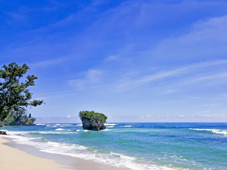 Morotai, Bắc Maluku: Nằm ở phía bắc Indonesia, Morotai rộng 1.800 km2 với những khu rừng tươi tốt các bãi biển cùng lịch sử hấp dẫn. Mặc dù không dễ dàng để tiếp cận hòn đảo, nhưng cảnh quan hoang dã, những câu chuyện về thời kì chiến tranh, cùng hoạt động lặn biển khám phá các vụ đắm tàu đã khiến nhiều người tò mò và mong muốn đặt chân đến Morotai. Ảnh: Escape. Xích đu trên biển lãng mạn như phim Đến quần đảo Gili của Indonesia, du khách sẽ có cơ hội ngồi trên những chiếc xích đu giữa biển đầy lãng mạn và ngắm hoàng hôn buông xuống. Bali Morotai, Bắc Maluku: Nằm ở phía bắc Indonesia, Morotai rộng 1.800 km2 với những khu rừng tươi tốt các bãi biển cùng lịch sử hấp dẫn. Mặc dù không dễ dàng để tiếp cận hòn đảo, nhưng cảnh quan hoang dã, những câu chuyện về thời kì chiến tranh, cùng hoạt động lặn biển khám phá các vụ đắm tàu đã khiến nhiều người tò mò và mong muốn đặt chân đến Morotai. Ảnh: Escape. Xích đu trên biển lãng mạn như phim Đến quần đảo Gili của Indonesia, du khách sẽ có cơ hội ngồi trên những chiếc xích đu giữa biển đầy lãng mạn và ngắm hoàng hôn buông xuống. Bali