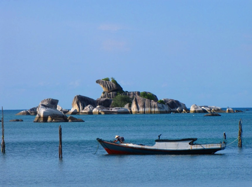 Tanjung Kelayang, đảo Belitung: Dù không nổi tiếng như indonesia-tieu-diem.html" title="Tin tức Bali" class="topic location autolink">Bali, nhưng Belitung cũng có những bãi biển được đánh giá cao, trong đó có Tanjung Kelayang. Được bao quanh bởi hơn 100 hòn đảo nhỏ, Belitung chỉ cách Jakarta 45 phút bay nhưng trong nhiều năm qua, nơi đây là địa điểm ít được du khách biết tới, đặc biệt là du khách quốc tế. Ảnh: Visitbangkabelitung. Tanjung Kelayang, đảo Belitung: Dù không nổi tiếng như indonesia-tieu-diem.html" title="Tin tức Bali" class="topic location autolink">Bali, nhưng Belitung cũng có những bãi biển được đánh giá cao, trong đó có Tanjung Kelayang. Được bao quanh bởi hơn 100 hòn đảo nhỏ, Belitung chỉ cách Jakarta 45 phút bay nhưng trong nhiều năm qua, nơi đây là địa điểm ít được du khách biết tới, đặc biệt là du khách quốc tế. Ảnh: Visitbangkabelitung.