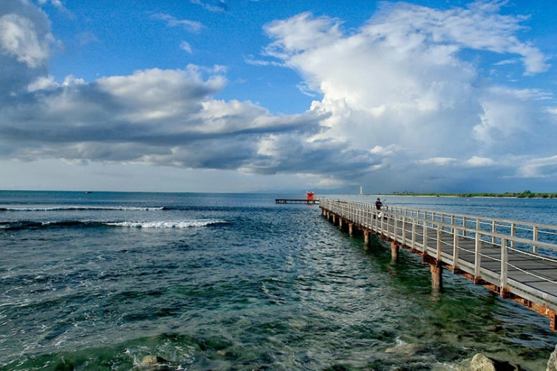 Tanjung Lesung, Banten, Java: Nằm trên bờ biển phía tây của hòn đảo Java đông dân nhất Indonesia, Tanjung Lesung là một khu nghỉ mát bãi biển được mô phỏng theo khu nghỉ mát Nusa Dua ở Bali. Khu nghỉ mát này rộng 1500 ha, nhìn ra hòn đảo núi lửa mới ở Anak Krakatau. Tại đây, du khách có thể tham gia các hoạt động như lặn biển, câu cá hay đi du thuyền. Bên cạnh đó, đến Tanjung Lesung, du khách còn có cơ hội khám phá vườn quốc gia Krakatau-Ujung Kulon, với những cánh rừng nhiệt đới là môi trường sống của các loài tê giác Java. Ảnh: Indonesia-tourism. Tanjung Lesung, Banten, Java: Nằm trên bờ biển phía tây của hòn đảo Java đông dân nhất Indonesia, Tanjung Lesung là một khu nghỉ mát bãi biển được mô phỏng theo khu nghỉ mát Nusa Dua ở Bali. Khu nghỉ mát này rộng 1500 ha, nhìn ra hòn đảo núi lửa mới ở Anak Krakatau. Tại đây, du khách có thể tham gia các hoạt động như lặn biển, câu cá hay đi du thuyền. Bên cạnh đó, đến Tanjung Lesung, du khách còn có cơ hội khám phá vườn quốc gia Krakatau-Ujung Kulon, với những cánh rừng nhiệt đới là môi trường sống của các loài tê giác Java. Ảnh: Indonesia-tourism.
