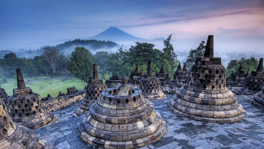 Borobudur, Trung Java: Borobudur là ngôi đền Phật giáo có niên đại từ thế kỷ thứ 9, đồng thời, là một trong những di tích Phật giáo lớn nhất thế giới, từng bị chôn vùi trong tro núi lửa và được phục dựng lại từ những năm 1970. Bên cạnh khu phức hợp đền, Borobodur còn được biết đến với cảnh quan tươi đẹp cùng nhiều đỉnh núi lửa. Ảnh: Mediahindu. Borobudur, Trung Java: Borobudur là ngôi đền Phật giáo có niên đại từ thế kỷ thứ 9, đồng thời, là một trong những di tích Phật giáo lớn nhất thế giới, từng bị chôn vùi trong tro núi lửa và được phục dựng lại từ những năm 1970. Bên cạnh khu phức hợp đền, Borobodur còn được biết đến với cảnh quan tươi đẹp cùng nhiều đỉnh núi lửa. Ảnh: Mediahindu.