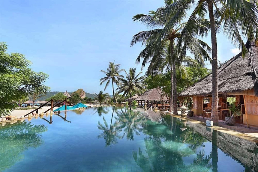 Mandalika, Lombok, Tây Nusa Tenggara: Lombok từ lâu đã được giới thiệu như một điểm đến thay thế cho Bali. Đặc biệt, hiện nay, dự án Mandalika phát triển 1035 ha trên bờ biển phía Nam của Lombok đang được xây dựng và đi vào hoạt động với 7,5 km bãi biển đẹp cùng hơn 10.000 phòng khách sạn, công viên giải trí, đường đua, công viên nước, sân golf và bến du thuyền. Với kế hoạch này, Lombok được kỳ vọng sẽ thu hút khoảng 20 triệu khách du lịch vào năm 2019. Ảnh: TravelOnline. Mandalika, Lombok, Tây Nusa Tenggara: Lombok từ lâu đã được giới thiệu như một điểm đến thay thế cho Bali. Đặc biệt, hiện nay, dự án Mandalika phát triển 1035 ha trên bờ biển phía Nam của Lombok đang được xây dựng và đi vào hoạt động với 7,5 km bãi biển đẹp cùng hơn 10.000 phòng khách sạn, công viên giải trí, đường đua, công viên nước, sân golf và bến du thuyền. Với kế hoạch này, Lombok được kỳ vọng sẽ thu hút khoảng 20 triệu khách du lịch vào năm 2019. Ảnh: TravelOnline.