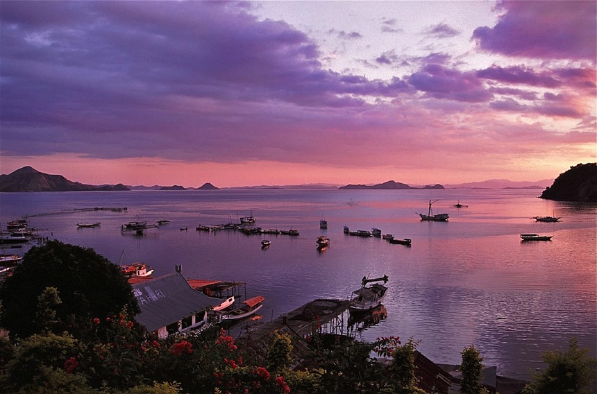 Labuan Bajo, Flores, Đông Nusa Tenggara: Labuan Bajo được mô tả là "viên ngọc du lịch sáng nhất" của miền Đông Indonesia. Hiện nay, thị trấn đánh cá Labuan Bajo là điểm đến thu hút nhiều du khách. Bên cạnh đó, từ Labuan Bajo, du khách có thể ghé đến các hòn đảo lân cận, quan sát cá mập hay rồng Komodo nổi tiếng. Ảnh: Jorge Lascar/Flickr. Labuan Bajo, Flores, Đông Nusa Tenggara: Labuan Bajo được mô tả là "viên ngọc du lịch sáng nhất" của miền Đông Indonesia. Hiện nay, thị trấn đánh cá Labuan Bajo là điểm đến thu hút nhiều du khách. Bên cạnh đó, từ Labuan Bajo, du khách có thể ghé đến các hòn đảo lân cận, quan sát cá mập hay rồng Komodo nổi tiếng. Ảnh: Jorge Lascar/Flickr.