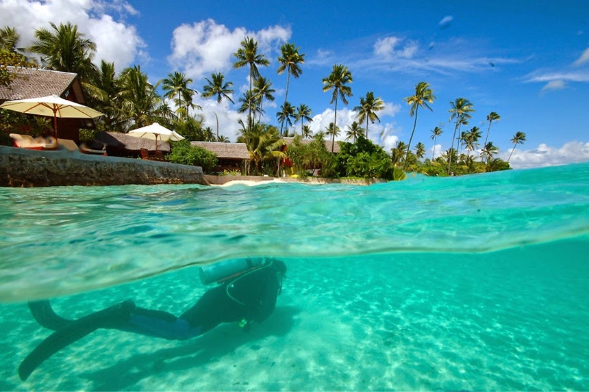 Vườn quốc gia biển Wakatobi, Đông Nam Sulawesi: Wakatobi là điểm đến mơ ước của các thợ lặn với hơn 750 loài san hô và 942 loài cá. Vườn quốc gia biển này rộng 1,4 triệu ha, trong đó 900.000 ha là các rạn san hô nhiệt đới, đồng thời, nơi đây cũng là địa điểm sinh sống của 2 loài rùa đang bị đe dọạ là rùa biển xanh và đồi mồi. Ngoài ra, với những người không yêu thích bộ môn lặn, Wakatobi vẫn hấp dẫn với những bãi biển tuyệt đẹp, hang động hay những ngọn đồi nằm trên 4 hòn đảo. Ảnh: Enjoyaindonesiaholidays. Vườn quốc gia biển Wakatobi, Đông Nam Sulawesi: Wakatobi là điểm đến mơ ước của các thợ lặn với hơn 750 loài san hô và 942 loài cá. Vườn quốc gia biển này rộng 1,4 triệu ha, trong đó 900.000 ha là các rạn san hô nhiệt đới, đồng thời, nơi đây cũng là địa điểm sinh sống của 2 loài rùa đang bị đe dọạ là rùa biển xanh và đồi mồi. Ngoài ra, với những người không yêu thích bộ môn lặn, Wakatobi vẫn hấp dẫn với những bãi biển tuyệt đẹp, hang động hay những ngọn đồi nằm trên 4 hòn đảo. Ảnh: Enjoyaindonesiaholidays.