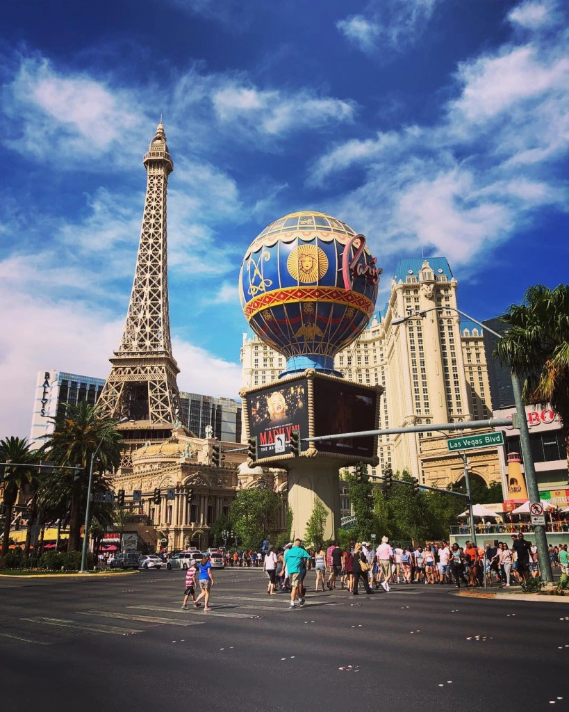 khong-den-phap-van-co-the-check-in-voi-nhung-phien-ban-eiffel-nay-ivivu-1