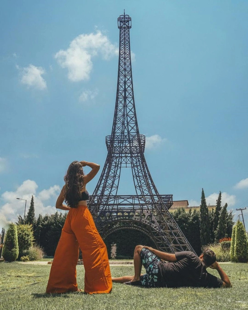 Tọa lạc tại khu đô thị Filiatra (Hy Lạp), ngọn tháp Eiffel khá nhỏ nhắn với kích thước bằng 1/18 công trình gốc. Tháp Eiffel của Hy Lạp được xây dựng bởi Haris Fournarakis - một bác sĩ phẫu thuật giàu có. Vào ban đêm, tháp cũng có hệ thống đèn điện chiếu sáng rực rỡ không khác gì bản gốc. Ảnh: @sprs, @perfect_greece.