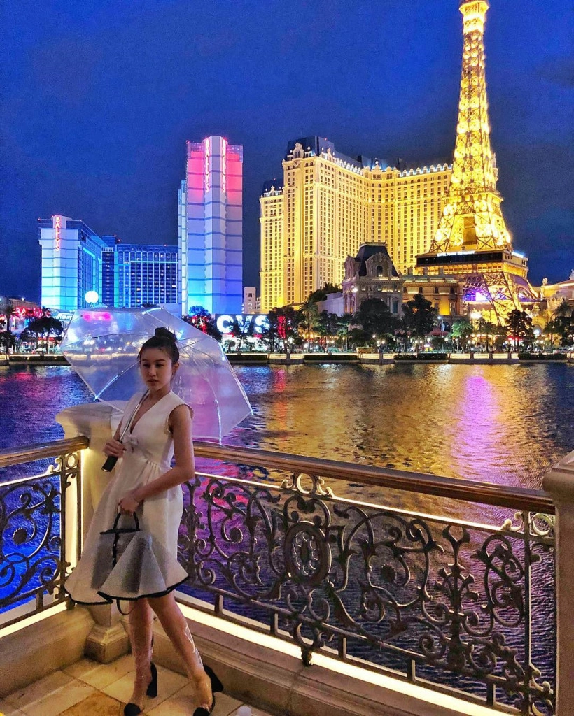  "Tháp Eiffe"l ở Las Vegas (Mỹ) là ngọn tháp nhái được đầu tư hoành tráng nhất. Tháp cao 165 m với tỷ lệ bằng 1/2 bản gốc. Ngọn tháp này được đặt tại khách sạn Paris Las Vegas. Ngoài ra, nơi đây còn có những công trình kiến trúc giống hệt Paris như đài phun nước La Fontaine des Mers, nhà hát Opera Paris, viện bảo tàng Louvre, Hàn Lâm Viện… Ảnh: @trinniebabi, @jennneregretterien.