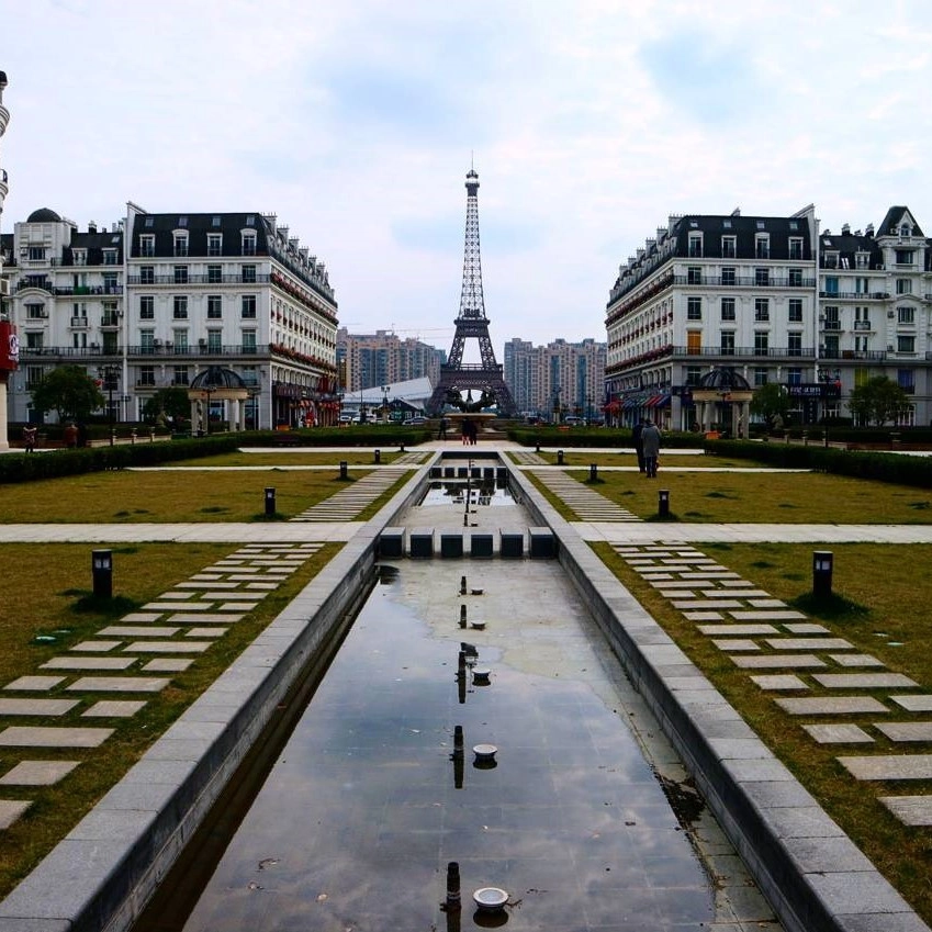 khong-den-phap-van-co-the-check-in-voi-nhung-phien-ban-eiffel-nay-ivivu-7