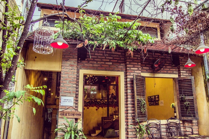 Tọa lạc trên đường Huỳnh Tấn Phát, quận 7 (TP HCM), quán cà phê Hoa Đất cách trung tâm thành phố khoảng 15 phút chạy xe. Không gian 2 tầng nằm gọn trên diện tích khoảng 150 m2, có hầm để xe. Du khách đến đây không chỉ thưởng thức cà phê mà còn dùng cơm trưa, nghe nhạc Trịnh Công Sơn hay nhạc bolero, lưu lại kỷ niệm với bạn bè bằng những tấm hình gắn liền với thiết kế nhà vườn đặc trưng của xứ Huế. Quán mở cửa từ 6h30 đến 22h mỗi ngày. Tọa lạc trên đường Huỳnh Tấn Phát, quận 7 (TP HCM), quán cà phê Hoa Đất cách trung tâm thành phố khoảng 15 phút chạy xe. Không gian 2 tầng nằm gọn trên diện tích khoảng 150 m2, có hầm để xe. Du khách đến đây không chỉ thưởng thức cà phê mà còn dùng cơm trưa, nghe nhạc Trịnh Công Sơn hay nhạc bolero, lưu lại kỷ niệm với bạn bè bằng những tấm hình gắn liền với thiết kế nhà vườn đặc trưng của xứ Huế. Quán mở cửa từ 6h30 đến 22h mỗi ngày.