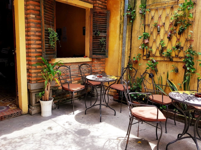Chị Bùi Thị Lan Anh, từng học tập tại Hà Nội, nhưng sinh sống tại Sài Gòn, cho biết dù không thường uống cà phê, nhưng khi đến đây chị vẫn ấn tượng mùi cà phê mà quán pha chế. "Ngắm những mầm xanh vươn lên trong ánh nắng sau cơn mưa bên kia khung cửa mang lại cho mình một cảm giác nhẹ nhàng, như muốn trút bỏ mọi áp lực cuộc sống lại đằng sau", chị Lan Anh nói. Chị Bùi Thị Lan Anh, từng học tập tại Hà Nội, nhưng sinh sống tại Sài Gòn, cho biết dù không thường uống cà phê, nhưng khi đến đây chị vẫn ấn tượng mùi cà phê mà quán pha chế. "Ngắm những mầm xanh vươn lên trong ánh nắng sau cơn mưa bên kia khung cửa mang lại cho mình một cảm giác nhẹ nhàng, như muốn trút bỏ mọi áp lực cuộc sống lại đằng sau", chị Lan Anh nói.