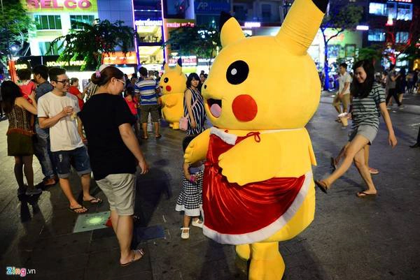 Thú nhồi bông Pikachu mặc đầm Noel tạo dáng chụp hình bán kẹo trên phố Nguyễn Huệ, quận 1.