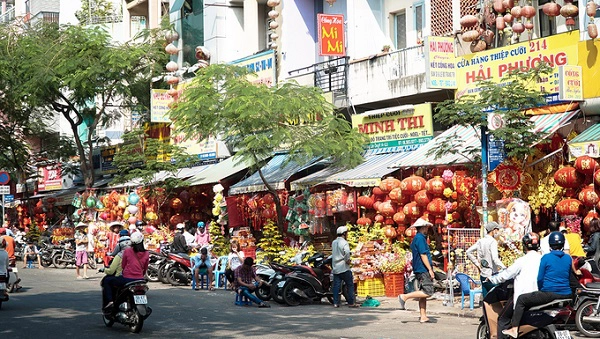 Chỉ còn chưa đầy 2 tuần nữa là năm mới Mậu Tuất đã đến. Các vật phẩm trang trí dịp Tết bắt đầu bày bán rộ tại khu chợ Lớn từ cuối tháng Chạp nhưng mãi đến những ngày cận Tết, không khí tại đây mới sôi động thật sự. Các con đường Hải Thượng Lãn Ông, khu Phùng Hưng, chợ Thiếc khoác lên mình chiếc áo đỏ rực khiến bất kỳ ai đi qua đều muốn ghé lại.