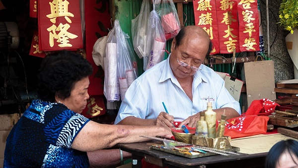 Cho chữ là hoạt động văn hoá chỉ có vào dịp Tết. Những ngày xuân về, người viết chữ thuê cũng bắt đầu tất bật để phục vụ người dân. Theo quan niệm của người Hoa, màu đỏ là biểu tượng của sự may mắn, những điều tốt lành. Chính vì vậy mà hầu như các câu chữ đều được viết trên nền màu đỏ. Tuỳ theo kích cỡ, loại giấy, câu chữ theo khách yêu cầu mà giá sẽ thay đổi. Có loại 35.000 – 90.000 – 150.000 đồng và dao động đến 400.000 – 500.000 đồng.