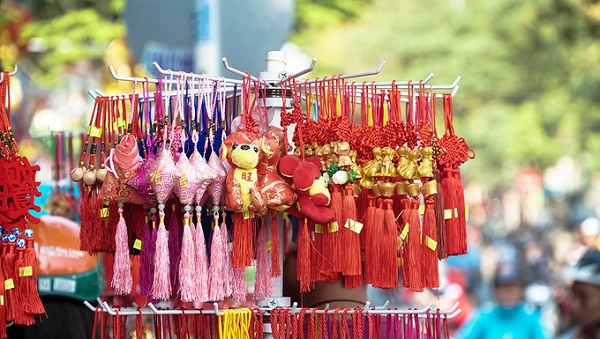Như mọi năm, các vật trang trí nhỏ như móc treo hình đồng tiền, ngân lượng, pháo, câu đối may mắn,… được bày bán rất nhiều. Chị Thuỷ, một thương lái đến chợ mua sỉ cho hay: “Hầu như năm nào các loại móc nhỏ đều cháy hàng tại cửa hàng của tôi. Nhiều người thích mua các loại này vì rẻ, có thể sử dụng lại và tiện để gắn vào chậu kiểng. Đây là lần thứ hai tôi đến mua để về bán lại”.
