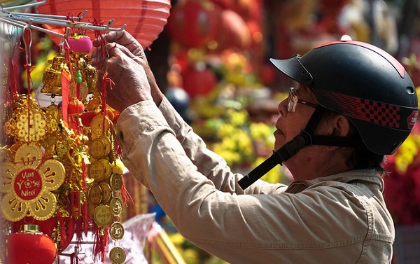 Những mặt hàng được bày bán ngay sát mặt đường. Khách có thể chạy xe từ từ để nhìn qua hoặc đi bộ để tham quan.