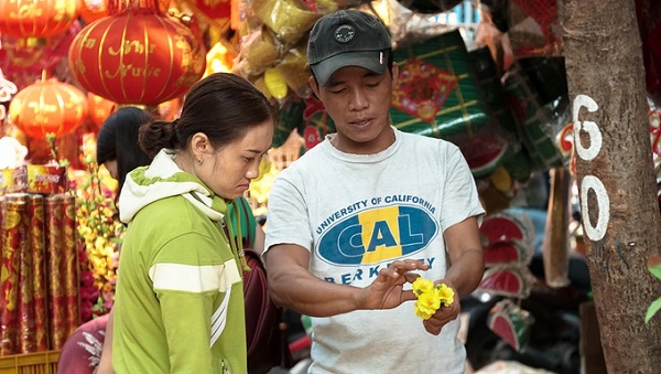 Bên cạnh các vật phẩm được thiết kế sẵn, mai đào giả cũng được nhiều người “săn tìm”. Mẫu mã năm nay hầu như không khác so với những năm trước. Thiết kế một chậu mai hay đào giả cũng không kém kỳ công. Nếu muốn chậu mai giả đẹp hơn, bạn nên mua thêm những vật trang trí đi kèm như bao lì xì, pháo, câu đối nhỏ.