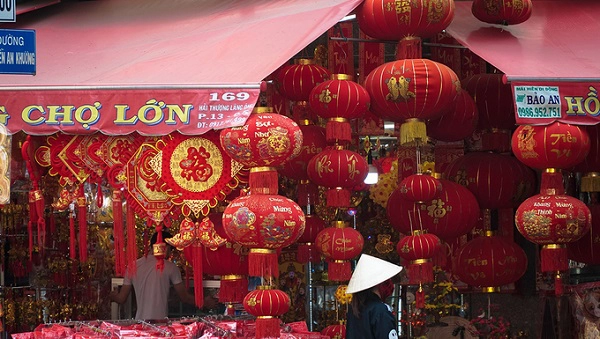  Lồng đèn là món đồ trang trí có mặt hầu như ở các gia đình người Hoa. Các mẫu phong phú từ kích cỡ cho đến màu sắc, hoạ tiết... Những chiếc lồng đèn có màu đỏ tươi được treo lủng lắng khiến khu phố trở nên rực rỡ hơn.