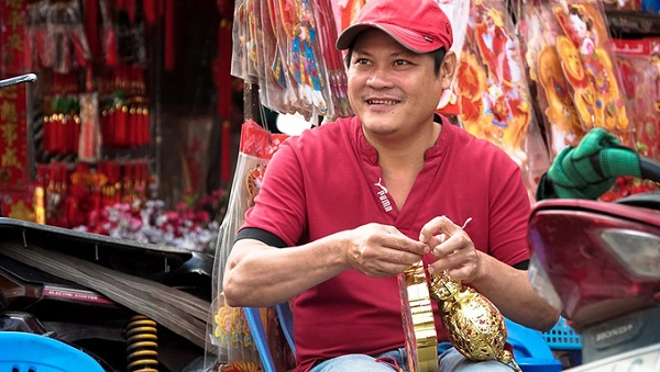 Anh Tuấn (chợ Lớn, quận 5) chia sẻ: “Bận rộn nhất là những ngày cận Tết. Khách đến tham quan và mua hàng đông hơn, có khi đến giữa đêm mà vẫn còn làm việc”.