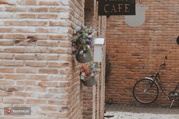 Phía trước cửa tiệm cà phê được trang trí bằng những món vật dụng nhỏ đơn giản nhưng lại cực đẹp. Phía trước cửa tiệm cà phê được trang trí bằng những món vật dụng nhỏ đơn giản nhưng lại cực đẹp.