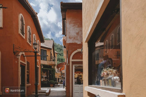Ngăn cách các dãy này san sát nhau đó là những con đường nhỏ xinh như tại thành phố Italy. Ngăn cách các dãy này san sát nhau đó là những con đường nhỏ xinh như tại thành phố Italy.