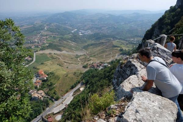 Còn nhiều nơi khác trên đất nước San Marino đáng tới thăm. Bạn sẽ ấn tượng với những nét thân thiện của người làm dịch vụ nơi đây, các anh lính gác cung điện lòe loẹt, nghiêm nghị mà đáng mến. Cách tốt nhất để đến San Marino là đi xe bus từ thành phố Rimini ở Italy. Với vé hai chiều khoảng 10 euro, tuyến bus này khởi hành từ ga tàu trung tâm Rimini và kết thúc ở bãi đỗ xe bus San Marino. Mỗi chuyến cách nhau khoảng một giờ và bạn nên đến sớm để tránh phải chờ 45 phút. Nếu có thời gian, bạn hãy dành một ngày thưởng thức bãi biển Rimini và một ngày cho San Marino.