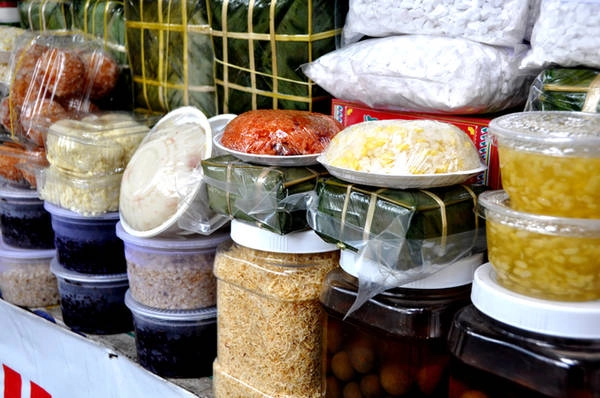 Chị Phương, chủ cửa hàng đặc phẩm Hà Nội trên đường Chu Mạnh Trinh cho biết, các thức ăn ngay như loại chè, xôi, bánh đúc cũng được mang từ Bắc vào bằng máy bay.