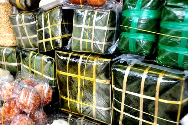 Đặc sản được bày bán nhiều nhất là các loại bánh chưng từ các làng nghề truyền thống tại Hà Nội. Theo nhiều khách hàng, bánh chưng được bán tại các cửa hàng ở Sài Gòn có giá không đắt hơn nhiều so với bánh được mua tại Hà Nội.
