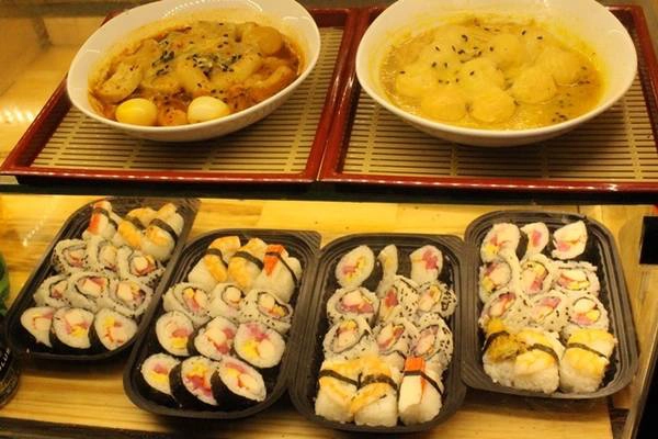 Món kimbap Hàn Quốc được bán với giá từ 25.000 đồng một hộp.