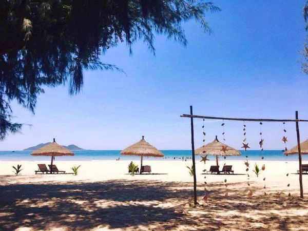 Đây là khu du lịch có trang trí nhiều nơi, cùng với cảnh biển hoang sơ. Vé tham quan thông thường là 10.000 đồng, nếu thuê mặt bằng cắm trại qua đêm là 50.000 đồng một người.