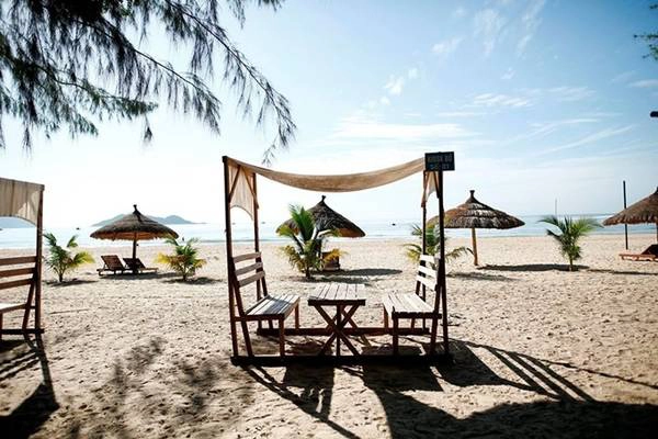 Từ Đại Lãnh du khách có thể đi thuyền máy tham quan những làng chài ở Khải Lương, Đầm Môn thuộc vịnh Vân Phong ở phía nam, tham quan các hòn đảo đẹp, kỳ thú ở phía đông hay cảng Vũng Rô ở phía bắc.