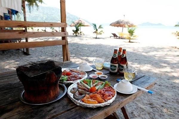 Bạn ũng có thể đặt đồ ăn, hải sản nướng BBQ ở đây, nếu đi nhóm đông nên đặt trước để nhà bếp mua hải sản tươi.