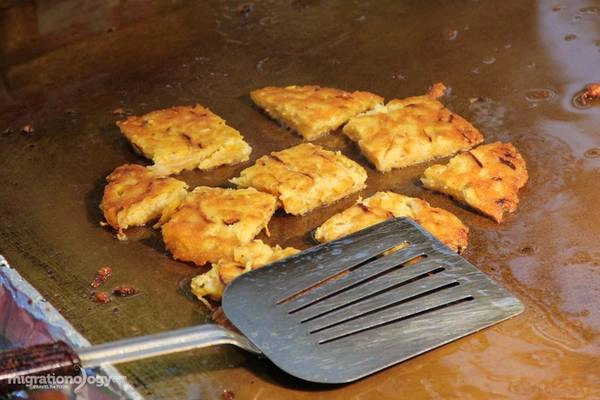 Bindaetteok hay pancake đậu xanh, một món ăn vặt nổi tiếng và nơi dễ tìm nhất là chợ Gwangjang. Chỉ cần đi một vòng quanh chợ bạn cũng thấy được hàng chục quầy bán loại bánh này. 