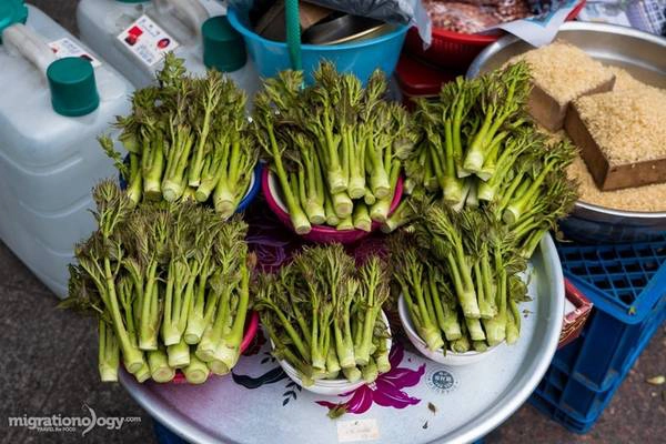 Chợ được chia làm nhiều khu khác nhau, từ bán rau củ quả, hải sản tươi sống, quần áo cho tới những đồ ăn, thức uống và nhiều loại hàng hóa khác. 