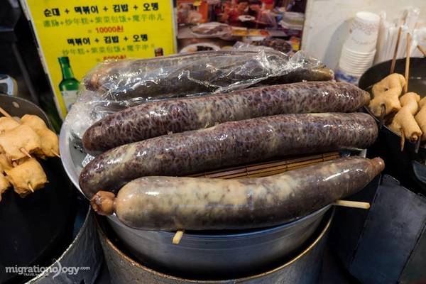 Tuy nhiên, phần chính của chợ vẫn là khu ẩm thực, phục vụ các món ăn tại chỗ. Khu vực này giống như phố ẩm thực hay một nhà hàng ăn khổng lồ.