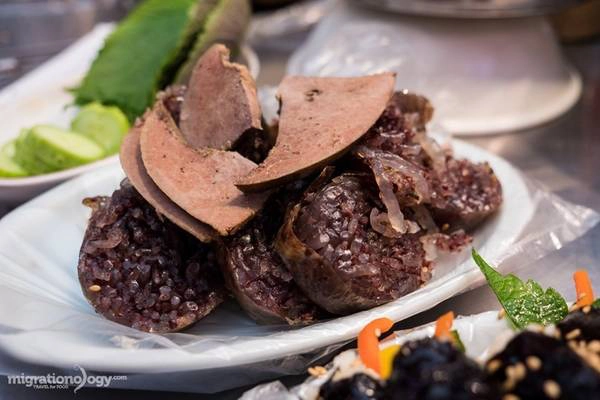 Sundae hay dồi, là một trong những món ăn dễ tìm nhất. Có thể ban đầu bạn thấy e ngại khi nhìn thấy nhưng khi đã thưởng thức bạn lại nghiện nó. Sundae được thái thành các miếng nhỏ, ăn kèm với vài lát gan heo, rau tía tô và muối ớt. 