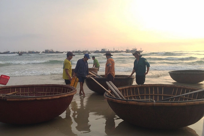 Có khoảng 50 - 60 ghe, thuyền tham gia đánh bắt mỗi ngày. Họ ra khơi từ 4h chiều và quay về khoảng 5h sáng ngày hôm sau. "Có gì bán nấy" là phương châm của tiểu thương vùng này.
