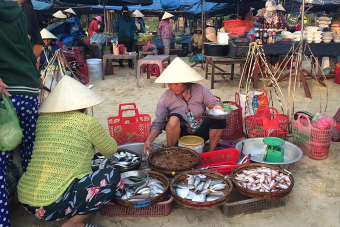 Những gian hàng, sạp, ô dù được dựng tạm ngay trên bãi cát. Chợ cá này chỉ hoạt động vào mùa hè khi các thuyền đánh bắt ra khơi. Thời gian khác, chợ không họp ở bãi biển mà di chuyển sang nơi khác.