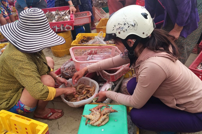 Mặt hàng nổi bật nhất phải kể đến ở đây là cá, mực, tôm, ốc... Không chỉ người dân quanh vùng, nhiều du khách cũng tìm đến chợ khi được giới thiệu.