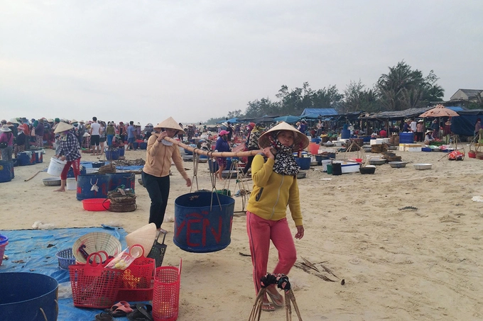 Bạn phải thức dậy thật sớm để có thể hoà vào không khí nhộn nhịp của chợ, từ lúc cá tôm cập bến cho đến lúc các chị, các cô bày ra rổ rá bán cho khách.