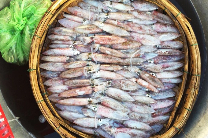Chị Chung, người bán hải sản ở đây đã nhiều năm cho biết, ngày thường tôm chỉ 60.000 đồng/kg, loại to và ngon hơn thì 150.000 đồng/kg. "Ngày lễ, khách đến đông nên chúng tôi tăng lên 90.000 đồng/kg tôm thường và 200.000 đồng/kg loại đặc biệt".