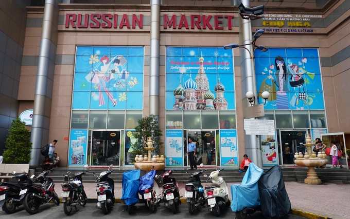 Trên đường Võ Văn Kiệt (quận 1, TP HCM) có khu chợ Nga với tổng diện tích khoảng 2.000 m2. Chợ hình thành năm 2000 do một du học sinh từng học tập ở Nga (Liên Xô cũ) thành lập từ tình yêu với xứ sở bạch dương. Tại đây, mỗi ngày tiếp đón hàng nghìn lượt khách trong và ngoài nước đến tham quan, mua đồ. Trên đường Võ Văn Kiệt (quận 1, TP HCM) có khu chợ Nga với tổng diện tích khoảng 2.000 m2. Chợ hình thành năm 2000 do một du học sinh từng học tập ở Nga (Liên Xô cũ) thành lập từ tình yêu với xứ sở bạch dương. Tại đây, mỗi ngày tiếp đón hàng nghìn lượt khách trong và ngoài nước đến tham quan, mua đồ.