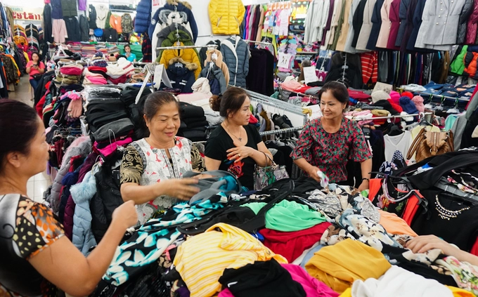 Mặt hàng chủ yếu trong chợ là quần áo nhưng sản phẩm chính là các loại áo ấm, phù hợp với những nơi có khí hậu lạnh. Mặt hàng chủ yếu trong chợ là quần áo nhưng sản phẩm chính là các loại áo ấm, phù hợp với những nơi có khí hậu lạnh.