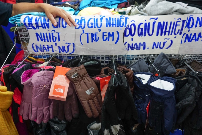 Các mặt hàng giữ nhiệt rất phong phú từ quần áo, giày dép, giày đi tuyết đến bao tay, tất... "Tôi hay đi công tác mấy nước xứ lạnh nên thường ra đây mua đồ, hàng rất phong phú, giá cả nhiều mức nhưng được cái không nói thách, mọi người thuận mua vừa bán", chị Thu Hoài (quận Tân Bình) cho biết. Các mặt hàng giữ nhiệt rất phong phú từ quần áo, giày dép, giày đi tuyết đến bao tay, tất... "Tôi hay đi công tác mấy nước xứ lạnh nên thường ra đây mua đồ, hàng rất phong phú, giá cả nhiều mức nhưng được cái không nói thách, mọi người thuận mua vừa bán", chị Thu Hoài (quận Tân Bình) cho biết.