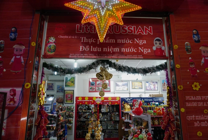 Nhiều gian hàng trong chợ dùng biển hiệu song ngữ Việt - Nga. Tiểu thương phần lớn có thể giao tiếp tiếng Anh, một số người nói được tiếng Nga. Đặc biệt, chợ chủ yếu bán đồ cho người ngoại quốc nên có rất nhiều quần áo cỡ lớn. Nhiều gian hàng trong chợ dùng biển hiệu song ngữ Việt - Nga. Tiểu thương phần lớn có thể giao tiếp tiếng Anh, một số người nói được tiếng Nga. Đặc biệt, chợ chủ yếu bán đồ cho người ngoại quốc nên có rất nhiều quần áo cỡ lớn.