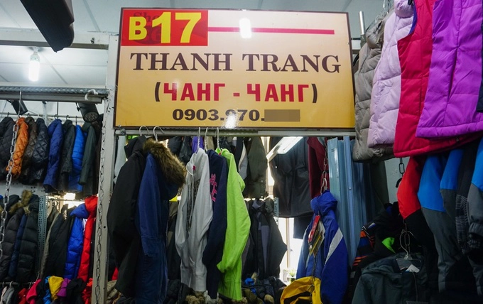 Chị Thúy An (chủ gian hàng) cho biết, hàng hóa ở đây phong phú, chủ yếu là thực phẩm, mỹ phẩm, bia rượu, đồ lưu niệm được... nhập trực tiếp từ nước Nga. Một trong những sản phẩm bán chạy nhất trong cửa hàng là trứng cá hồi nhập từ Nga rồi đến cá thịt, gia vị, rượu Vodka... Chị Thúy An (chủ gian hàng) cho biết, hàng hóa ở đây phong phú, chủ yếu là thực phẩm, mỹ phẩm, bia rượu, đồ lưu niệm được... nhập trực tiếp từ nước Nga. Một trong những sản phẩm bán chạy nhất trong cửa hàng là trứng cá hồi nhập từ Nga rồi đến cá thịt, gia vị, rượu Vodka...