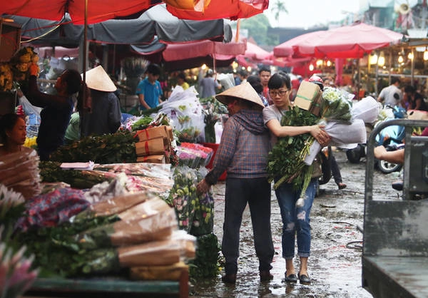 Ngày thường, chợ chỉ họp vào ban đêm. Nhưng những ngày cuối năm, chợ hoạt động cả đêm lẫn ngày bởi lượng người đổ về mua sắm rất đông, đặc biệt là vào ngày 29 và 30 tháng Chạp.